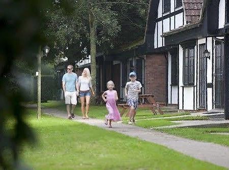 Tolroy Manor Holiday Park Хейл Екстериор снимка