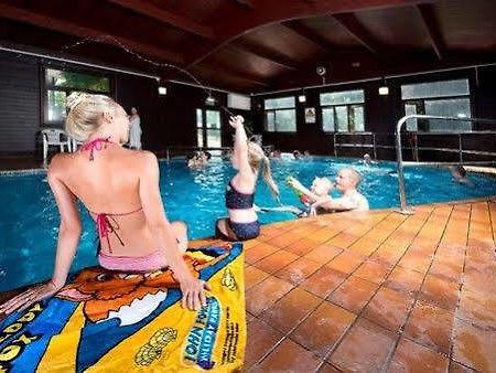 Tolroy Manor Holiday Park Хейл Екстериор снимка
