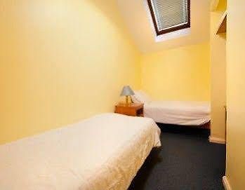 Tolroy Manor Holiday Park Хейл Екстериор снимка