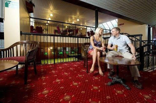 Tolroy Manor Holiday Park Хейл Екстериор снимка