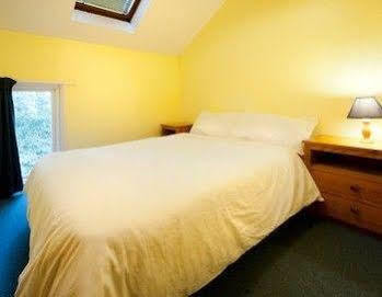 Tolroy Manor Holiday Park Хейл Екстериор снимка